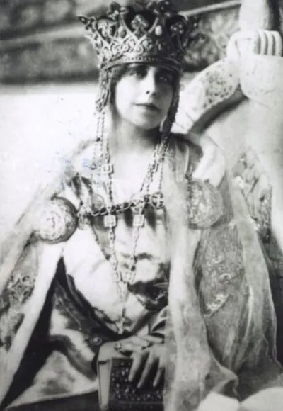 Regina Maria a României, la Marea Încoronare de la Alba-Iulia, din 15 octombrie 1922 — تصویر رکورد یوروپیانا