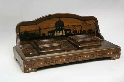 Desk set with inkstand decorated with a depiction of the Dome of the Rock representing the site of the Temple — تصویر رکورد یوروپیانا