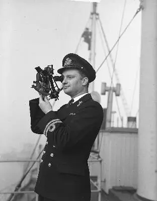 Luitenant-ter-zee Brakema met Plath Sextant (van firma Vrins) — تصویر رکورد یوروپیانا