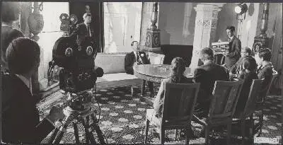 Prins Bernhard tijdens de opnames van het televisieprogramma Monitor. HIj zal daar de actie \"Dierenvriend 2\" openen in het kader van het Wereld Natuur Fonds. Tijdens de filmopnamen in paleis Soestdi — تصویر رکورد یوروپیانا