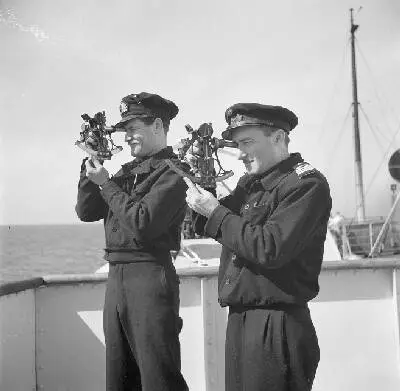 Twee bemanningsleden van een Israelisch vrachtschip terwijl ze de zon schieten met behulp van een sextant — تصویر رکورد یوروپیانا