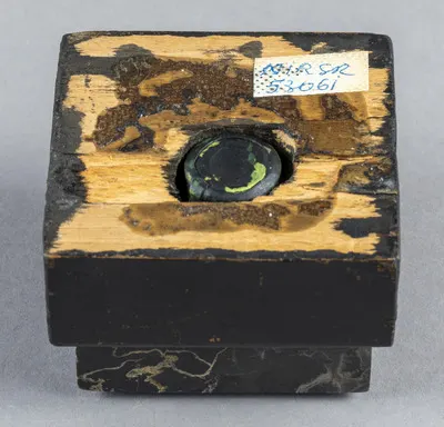 Călimară din marmură neagră cu nervuri, fixată într-o parte de lemn și metal; se închide cu un capac realizat din aceeași marmură. Constantin Agiu (1891-1961) a fost comunist din perioada celui de-al — تصویر رکورد یوروپیانا