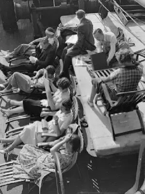 Passagiers aan dek van een schip in ligstoelen. Er wordt ter verpozing een grammofoonplaat gedraaid — تصویر رکورد یوروپیانا