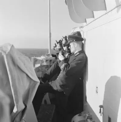 Twee luitenants-ter-zee der 3e klasse met sextant&nbsp; 'schieten een zonnetje' op het brugdek van kruiser Hr. Ms. De Zeven Provinciën (vlaggenschip
          van Smaldeel 1). — تصویر رکورد یوروپیانا
