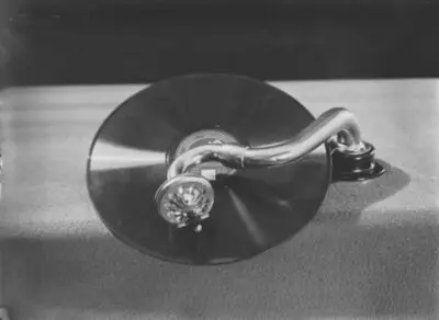 [Advertising of the record company His Master’s Voice] — تصویر رکورد یوروپیانا