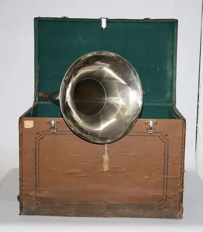 gramophone with box — تصویر رکورد یوروپیانا
