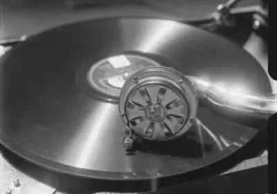 [Advertising of the record company His Master’s Voice] — تصویر رکورد یوروپیانا