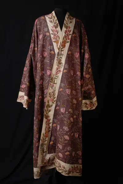 Aubergine / rode Japonse rok met bloemendessin in sitstechniek — تصویر رکورد یوروپیانا