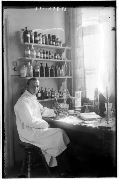 Durlahult sanatorium, interior, labratorial environment? a man sitting at a microscope — تصویر رکورد یوروپیانا