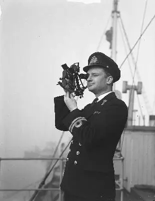 Luitenant-ter-zee Brakema met Plath Sextant (van firma Vrins) — تصویر رکورد یوروپیانا