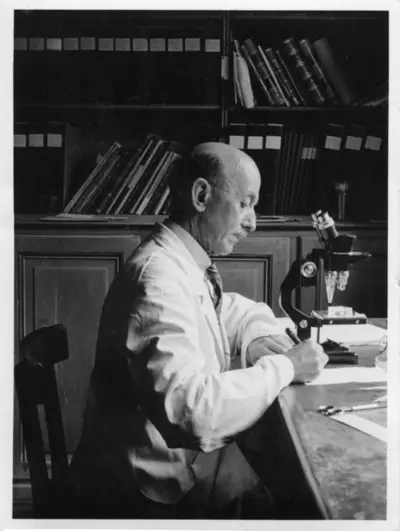 "Dr Knud Stephensen. Zoologic Museum. : At the work table with a microscope, photographed from the side. In the background bookshelf with books. : A series with a photon. 4486: 1-5. " — تصویر رکورد یوروپیانا