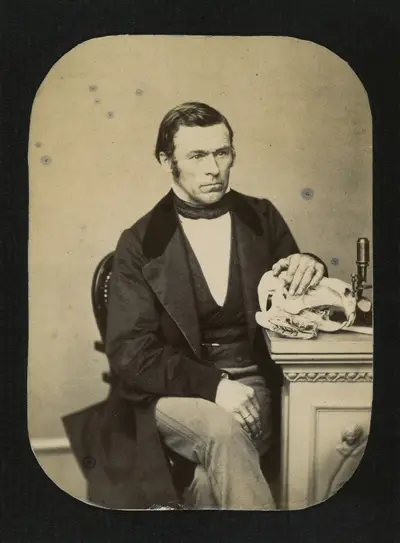 Porträt Carl Friedrich Voigtländer (1815-1890; Prosektor). Mitglied der naturwissenschaftlichen Vereinigung "Isis" in Dresden ab 1851. Dresden: SLUB Mscr.Dresd.App.1665 — تصویر رکورد یوروپیانا