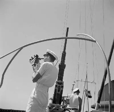 Een officier met sextant op Hr. Ms. Van Speijk — تصویر رکورد یوروپیانا