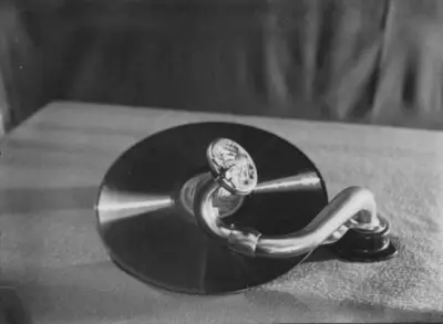 [Advertising of the record company His Master’s Voice] — تصویر رکورد یوروپیانا