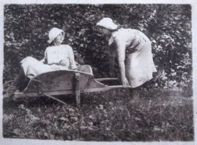 Alice Cantacuzino împreună cu o prietenă — تصویر رکورد یوروپیانا