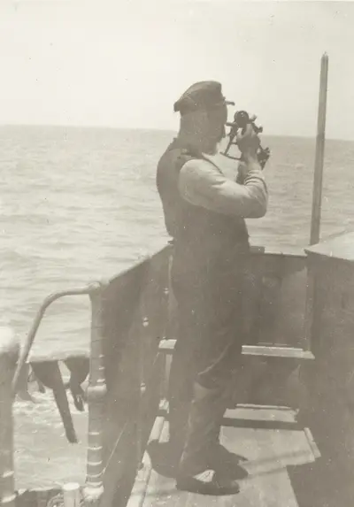 Fotografi från första svenska Antarktisexpeditionen 1901-1904. Motiv av man som mäter solhöjd för att bestämma geografisk position. — تصویر رکورد یوروپیانا