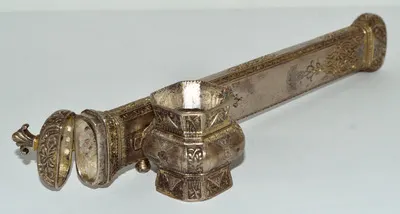Călimară de brâu, cu un recipient pentru cerneală și un tub pentru pene (sau mai târziu pentru toc), realizată din metal argintat, cu o bogată decorație de influență orientală, atât pe recipientul apr — تصویر رکورد یوروپیانا