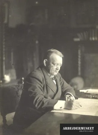Editor Oskar Jørgensen writes with a good old-fashioned pen on pen shafts. — تصویر رکورد یوروپیانا