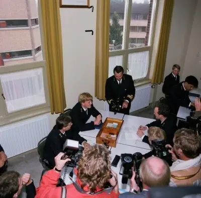 Persdag bij het Koninklijk Instituut voor de Marine (KIM) te Den Helder. Aspirant-reserve-officier (ARO) kroonprins Willem Alexander krijgt uitleg over een
          sextant. — تصویر رکورد یوروپیانا