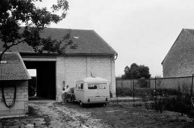 Wohnwagen vor Scheune — تصویر رکورد یوروپیانا