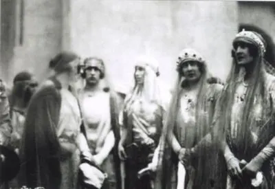 Regina Elisabeta a Greciei, regina Maria a Iugoslaviei, Marea Ducesă Victoria Feodorovna a Rusiei, Principesa Ileana, Principesa moștenitoare la Marea Încoronare de la Alba-Iulia din 15 octombrie 1922 — تصویر رکورد یوروپیانا