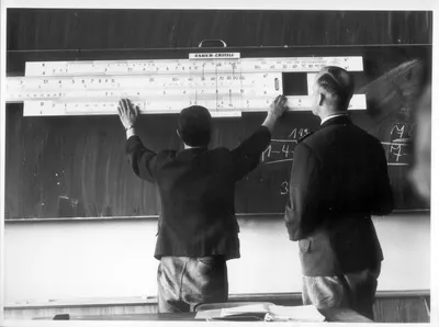 Arnsberg. Forestry school. Computer lessons. The application of the slide rule is shown on a 150 cm long demonstration model — تصویر رکورد یوروپیانا