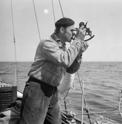 Göran Schildt mäter solhöjd på Nordsjön ... — تصویر رکورد یوروپیانا