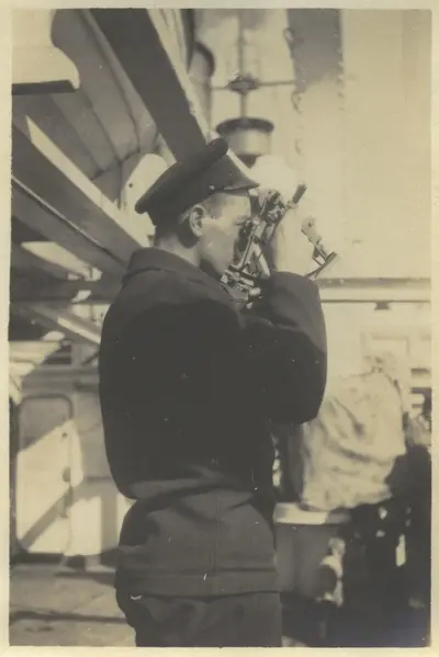 Officer på örlogsfartyg tar solhöjden med sextant. — تصویر رکورد یوروپیانا