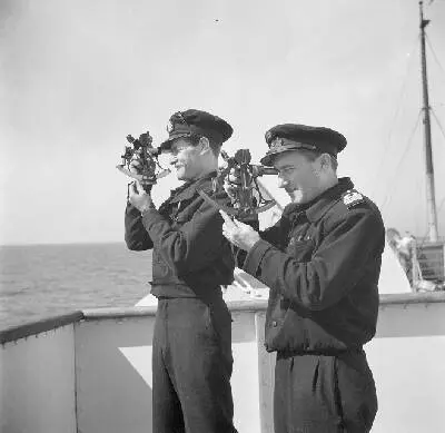Twee bemanningsleden van een schip kijkend door een sextant — تصویر رکورد یوروپیانا