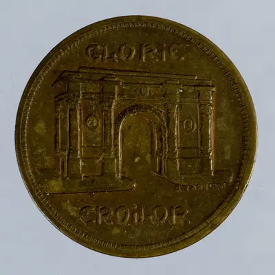 Tehnica: batere; Muchia: netedă; Aversul: Legendă dispusă în semicerc pe margine și liniar pe cinci rânduri în centru. Cerc perlat exterior; Reversul: Reprezentare a Arcului de Triumf flancat în parte — تصویر رکورد یوروپیانا