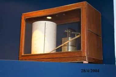 Autographic barometer or barograph R FUESS — تصویر رکورد یوروپیانا