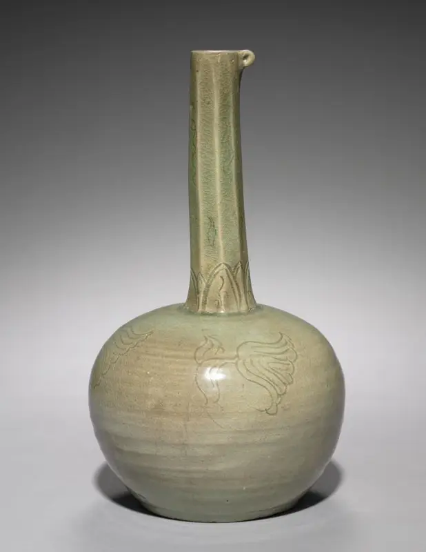 Long-necked Bottle with Incised Floral Design — تصویر رکورد موزهٔ هنر کلیولند (دسترسی آزاد)