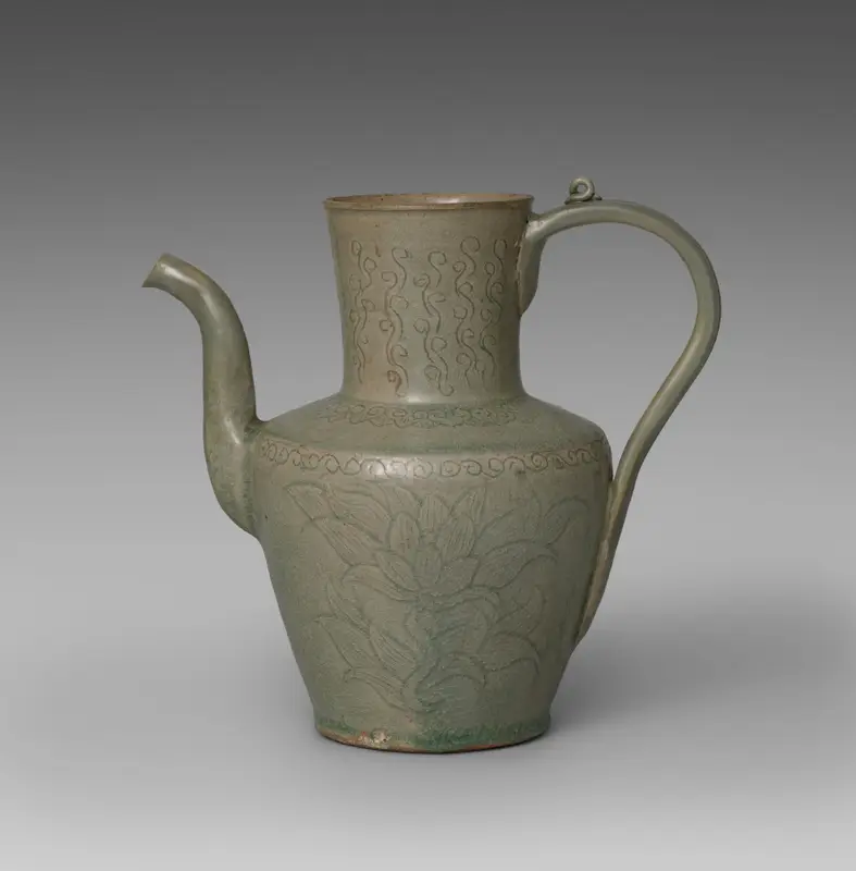 Wine Pot with Incised Lotus Design — تصویر رکورد موزهٔ هنر کلیولند (دسترسی آزاد)