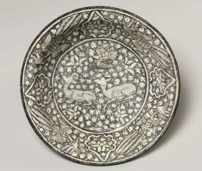 Ceramic dish with deer, phoenix, and lotus blossoms — تصویر رکورد موزهٔ هنر کلیولند (دسترسی آزاد)