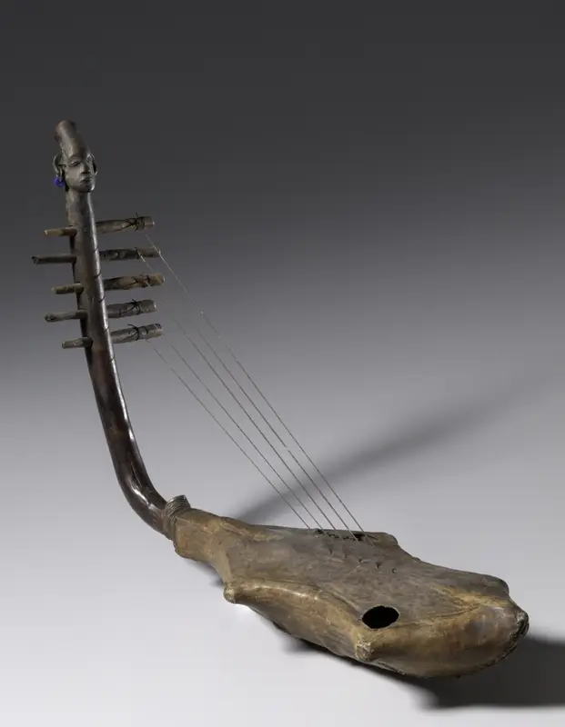 Figurative harp (domu or kundi) — تصویر رکورد موزهٔ هنر کلیولند (دسترسی آزاد)