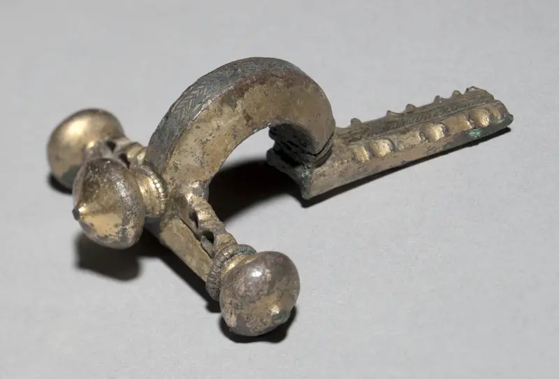 Crossbow Fibula — تصویر رکورد موزهٔ هنر کلیولند (دسترسی آزاد)