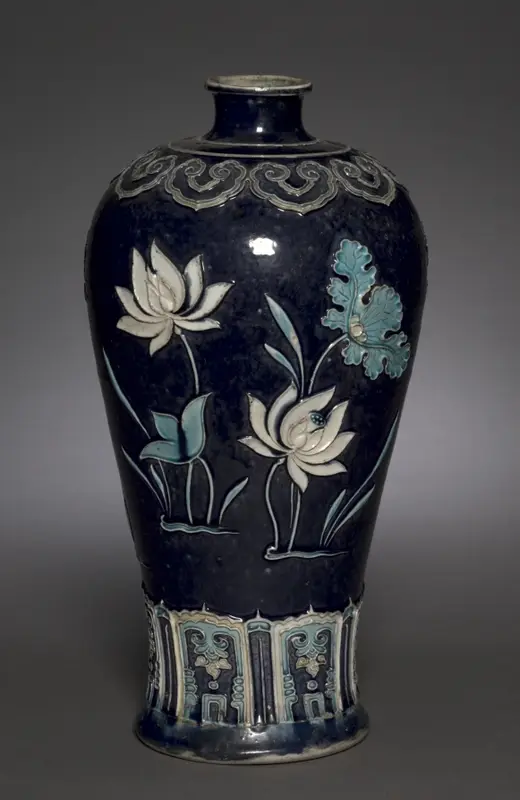 Prunus Vase (Meiping) with Blossoming Lotus — تصویر رکورد موزهٔ هنر کلیولند (دسترسی آزاد)