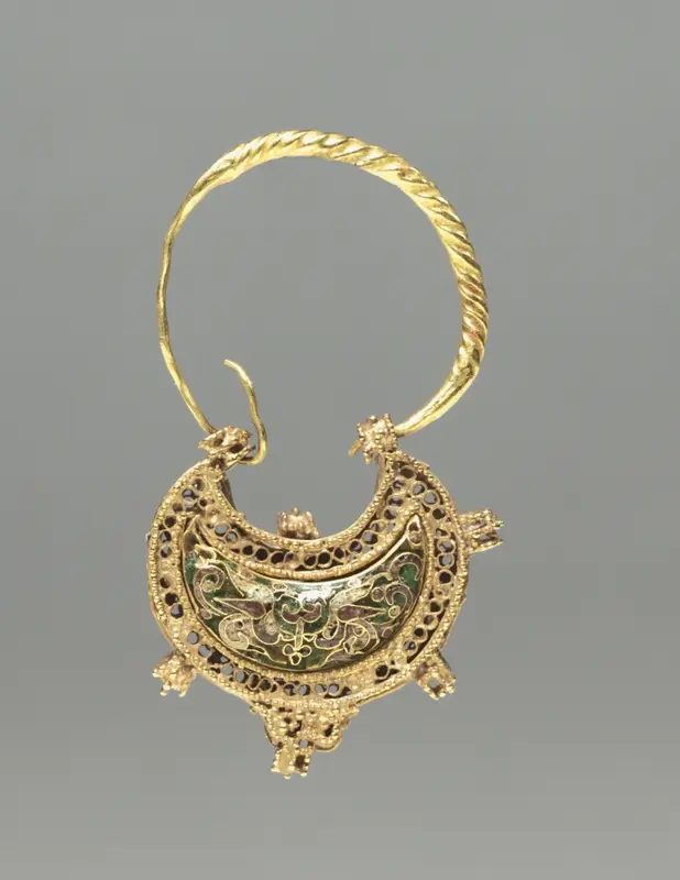 Crescent-Shaped Earring — تصویر رکورد موزهٔ هنر کلیولند (دسترسی آزاد)