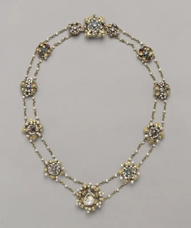 Twelve Medallions Mounted as a Necklace — تصویر رکورد موزهٔ هنر کلیولند (دسترسی آزاد)
