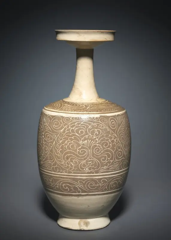 Vase with Floral Scrolls — تصویر رکورد موزهٔ هنر کلیولند (دسترسی آزاد)