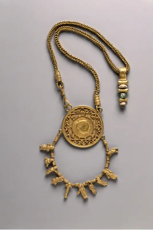 Collar with Medallion and Pendant — تصویر رکورد موزهٔ هنر کلیولند (دسترسی آزاد)