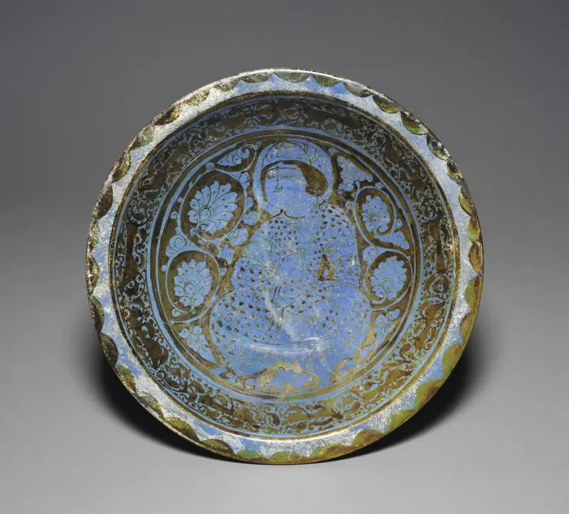 Luster Dish with Seated Prince — تصویر رکورد موزهٔ هنر کلیولند (دسترسی آزاد)