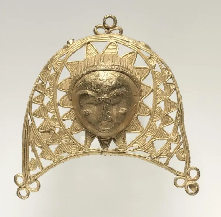 Pendant: Face in Crescent — تصویر رکورد موزهٔ هنر کلیولند (دسترسی آزاد)