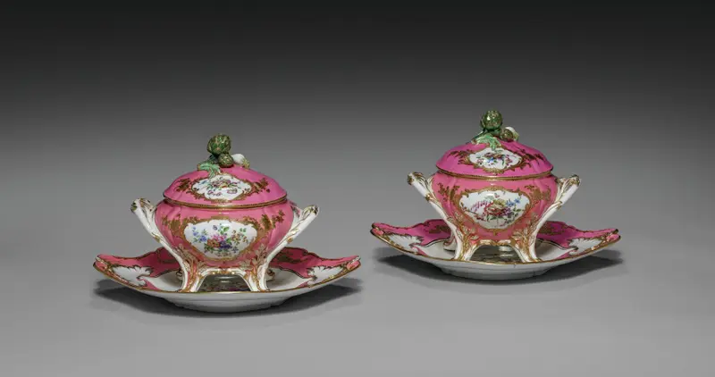 Pair of Covered Tureens on Stand (Paire de pots-à-oille) — تصویر رکورد موزهٔ هنر کلیولند (دسترسی آزاد)