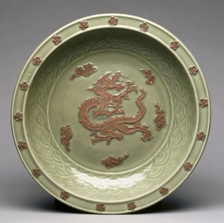 Plate with Relief Dragon among Clouds — تصویر رکورد موزهٔ هنر کلیولند (دسترسی آزاد)