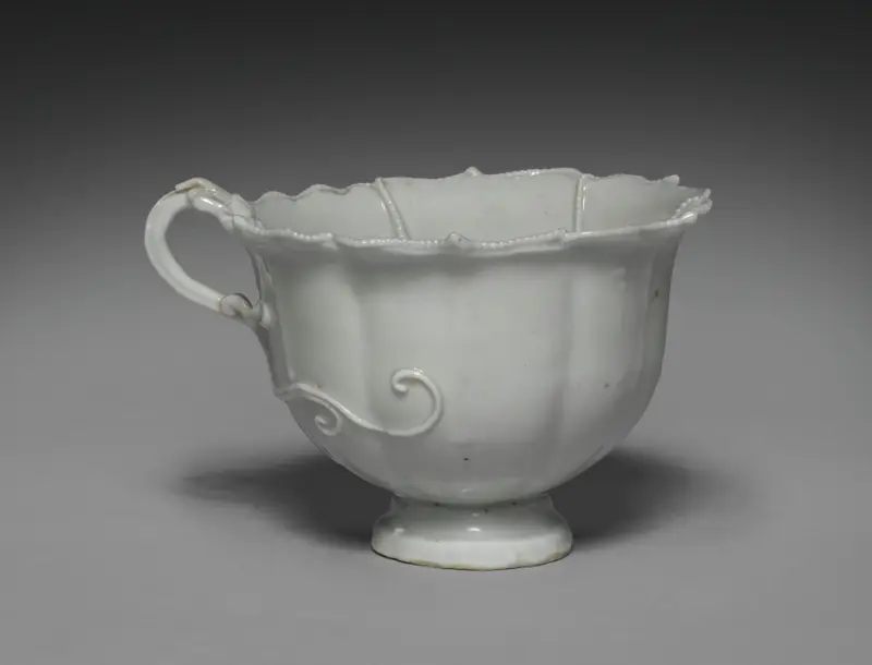 Fluted Cup with Dragon Handle — تصویر رکورد موزهٔ هنر کلیولند (دسترسی آزاد)