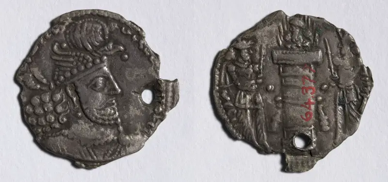 Drachm: Bust of Hormizd II (obverse); Fire Altar with Bust (reverse) — تصویر رکورد موزهٔ هنر کلیولند (دسترسی آزاد)