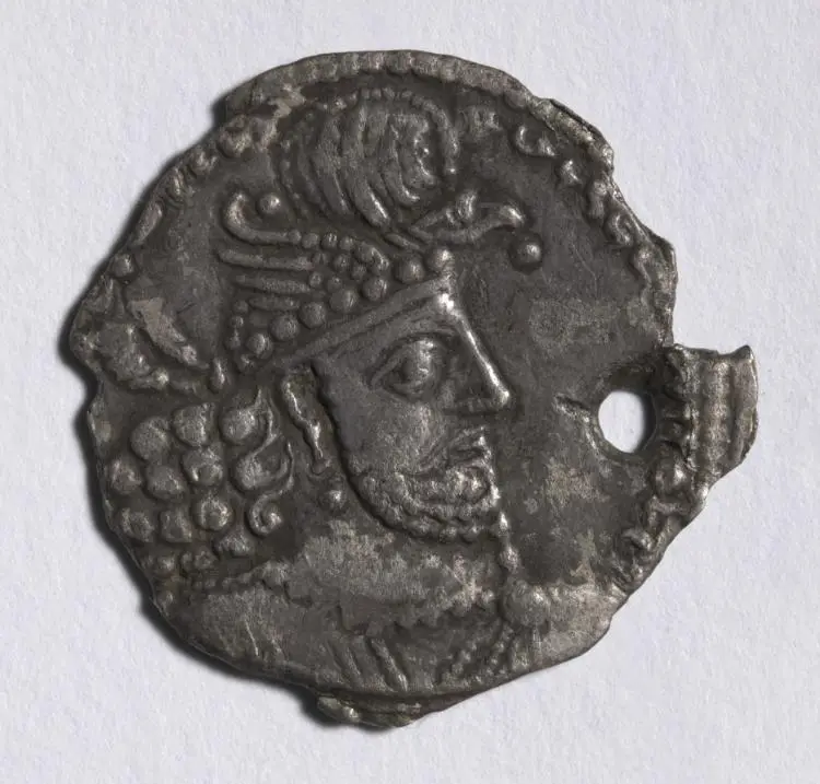Drachm: Bust of Hormizd II Wearing Crown (obverse) — تصویر رکورد موزهٔ هنر کلیولند (دسترسی آزاد)
