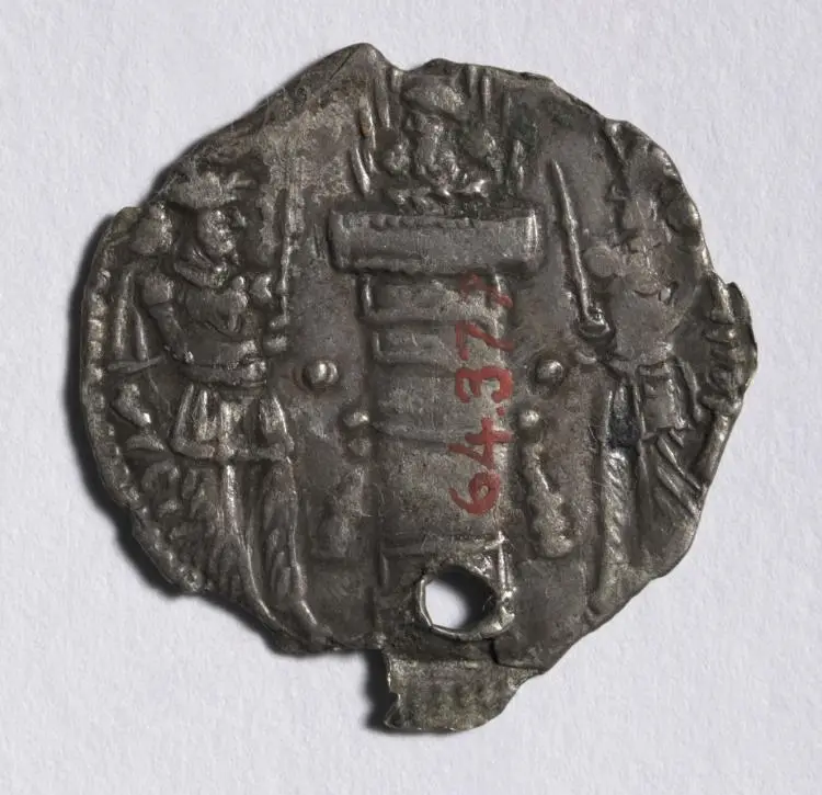 Drachm: Fire Altar with Bust, Zoroastrian Priest and King as Priest (reverse) — تصویر رکورد موزهٔ هنر کلیولند (دسترسی آزاد)
