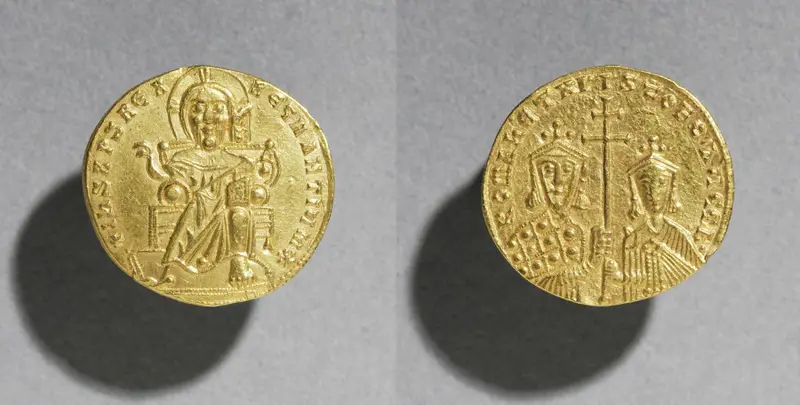 Solidus with Romanus I Lecapenus and His Son Christopher — تصویر رکورد موزهٔ هنر کلیولند (دسترسی آزاد)